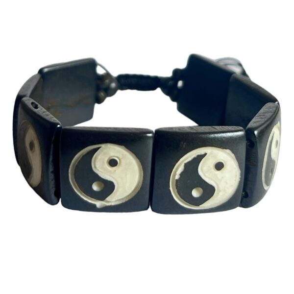 imagen del Brazalete Pbetano Yin Yang hueso de yak ajustable de frente con fondo blanco